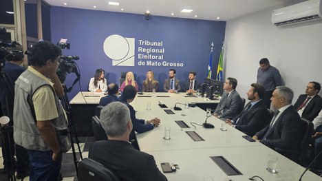 Na ocasião, foram apresentados os juízes responsáveis pelas questões jurídicas e administrativas...
