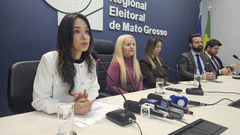 Na ocasião, foram apresentados os juízes responsáveis pelas questões jurídicas e administrativas...