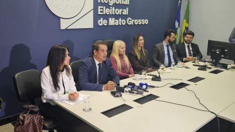 Na ocasião, foram apresentados os juízes responsáveis pelas questões jurídicas e administrativas...