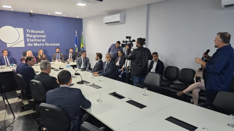 Na ocasião, foram apresentados os juízes responsáveis pelas questões jurídicas e administrativas...