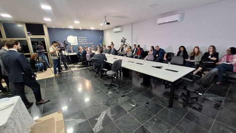 Na ocasião, foram apresentados os juízes responsáveis pelas questões jurídicas e administrativas...