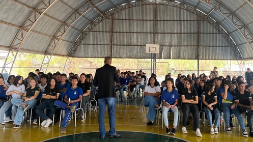 Ação teve foco em conscientizar jovens que votarão pela primeira vez e ensinar como é feito o vo...