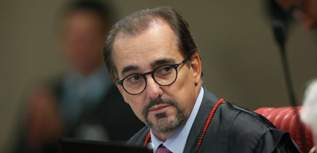 Ministro Admar Gonzaga durante sessão plenária do TSE 