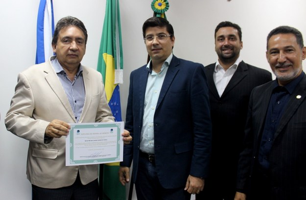 Entrega de Diploma de Honra ao Presidente do TRE-MT