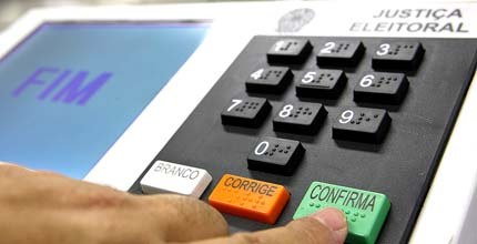 TRE-BA-Urna eletrônica Foto de uma pessoa votando em uma urna eletrônica