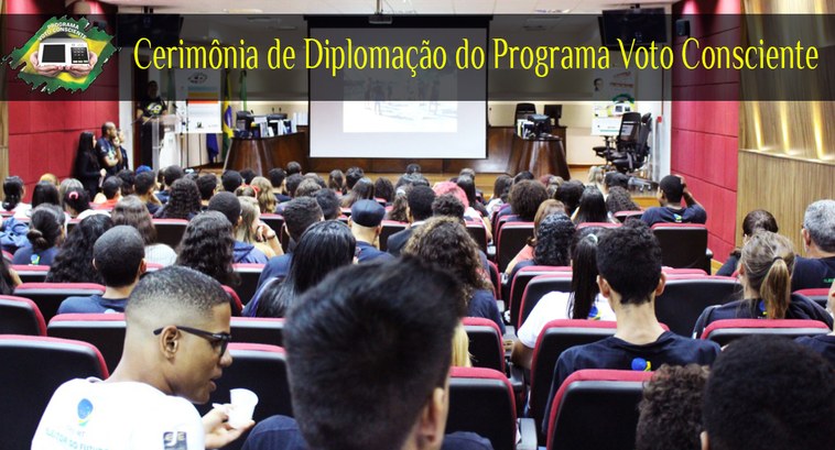 Foto dos alunos da diplomação do Voto Consciente de 2018