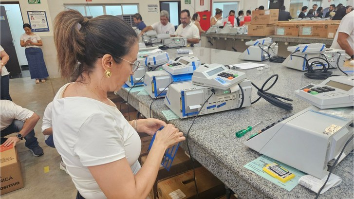 TRE-MT Cerimônias de carga e lacre marcam reta final de preparação de urnas eletrônicas