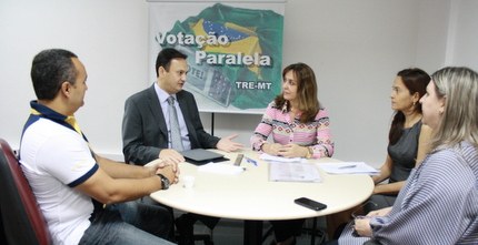 Comitê de Votação Paralela composto pelo Juiz Presidente, Dr. Gilberto Lopes Bussiki e pelos ser...