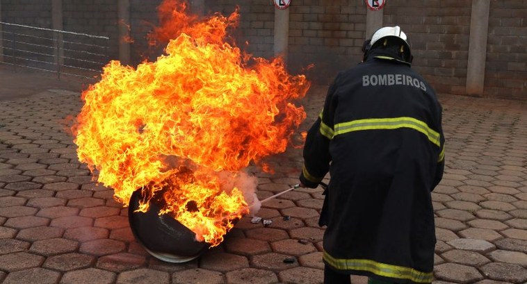 TRE-MT Controle de princípio de incêndio marca encerramento do curso de formação de brigadistas TRE-MT Controle de princípio de incêndio marca encerramento do curso de formação de brigadistas