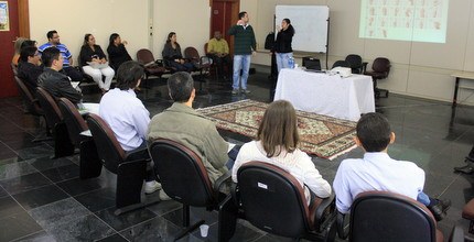 Servidores participam de Curso de Libras para atendimento de eleitores nos cartórios.