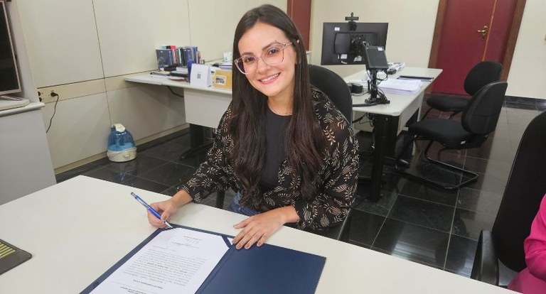 TRE-MT dá posse a nova servidora aprovada no último concurso para o cargo de analista judiciário 1