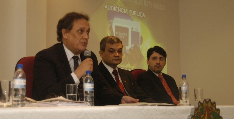TRE-MT Des. Rui Ramos em Audiência Pública 2010 foto do pres, desembargador Rui Ramos, acomanhado do sec. de Seg. Pública de MT, Diogenes Curado...
