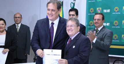 TRE-MT Desembargador Rui Ramos e prefeito eleito Wallace Guimarães TRE-MT Desembargador Rui Ramos e prefeito eleito Wallace Guimarães