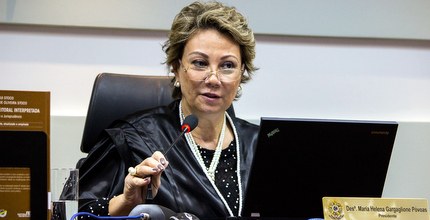 Presidente do TRE-MT Desembargadora Maria Helena Póvoas durante Sessão Plenária.