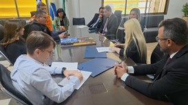 Assinado nesta segunda-feira (15), o documento regulamenta ainda a atuação integrada das polícia...