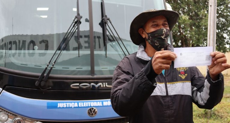 TRE-MT ELEITOR COM TÍTULO ELEITORAL NO ÔNIBUS TRE-MT ELEITOR COM TÍTULO ELEITORAL NO ÔNIBUS