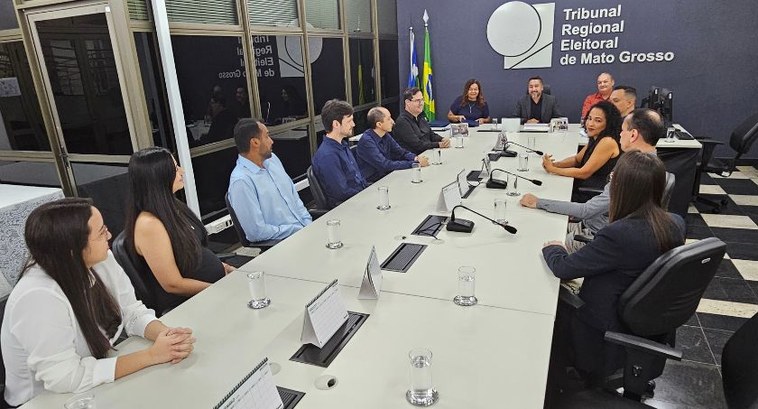 TRE-MT empossa 10 novos servidores e servidoras aprovados em concurso