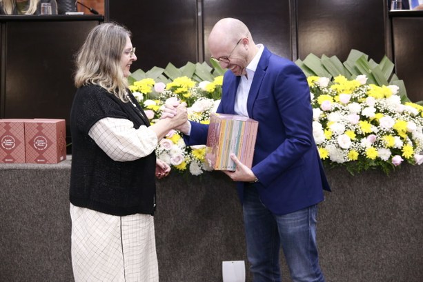 TRE-MT ENTREGA DE OBRAS DE REEDIÇÃO DOS LIVROS DE LENINE PÓVOAS TRE-MT ENTREGA DE OBRAS DE REEDIÇÃO DOS LIVROS DE LENINE PÓVOAS