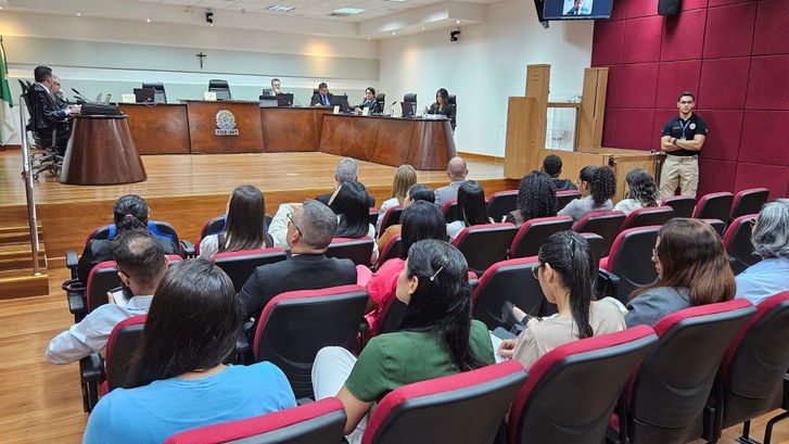 TRE-MT Estudantes de Direito da FASIPE Cuiabá participam de sessão plenária no TRE-MT TRE-MT Estudantes de Direito da FASIPE Cuiabá participam de sessão plenária no TRE-MT