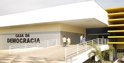 fachada casa da democracia com pessoas subindo a rampa