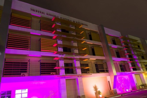 TRE-MT FACHADA OUTUBRO ROSA Fachada do TRE-MT iluminada com a cor rosa, em alusão à campanha Outubro Rosa.