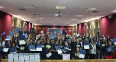 Os 46 alunos alfabetizados pelo SOLETRE erguendo seus diplomas para cima