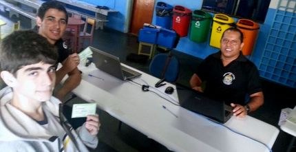 8ª Zona eleitoral de Alto Araguaia/MT realizando o atendimento no Colégio Objetivo. 