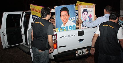 TRE-MT Justiça Eleitoral apreende 112 placas e cavaletes TRE-MT Justiça Eleitoral apreende 112 placas e cavaletes