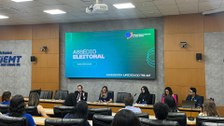 A imagem mostra um auditório durante uma palestra promovida pelo Tribunal Regional Eleitoral de ...