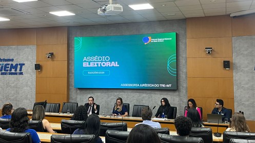 A imagem mostra um auditório durante uma palestra promovida pelo Tribunal Regional Eleitoral de ...