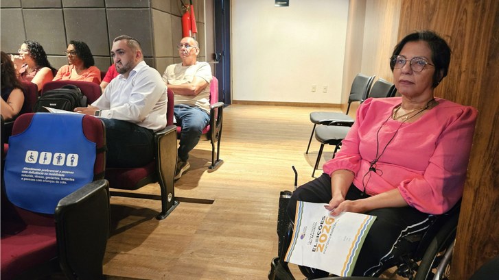 TRE-MT Mesária cadeirante destaca importância de acessibilidade em treinamento