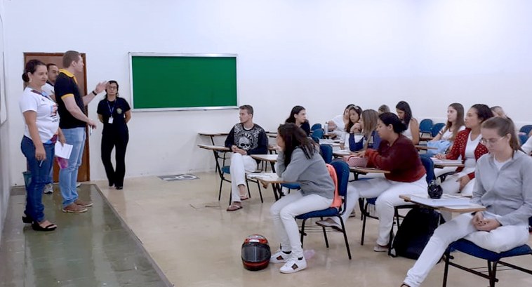 TRE-MT Mesário Voluntário Barra do Garças Em busca de mesários voluntários, servidores do cartório eleitoral de Barra percorrem universidade