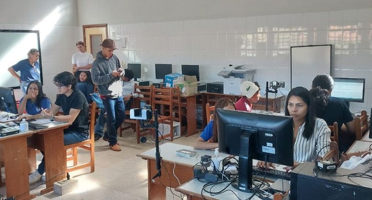 TRE-MT Mutirão em escola de Poxoréu emite primeiro título para 70 jovens eleitores