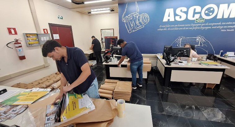 TRE-MT Oito mil cartazes e 450 banners da Justiça Eleitoral em MT reforçam campanha Biometria 100% TRE-MT Oito mil cartazes e 450 banners da Justiça Eleitoral em MT reforçam campanha Biometria 100%