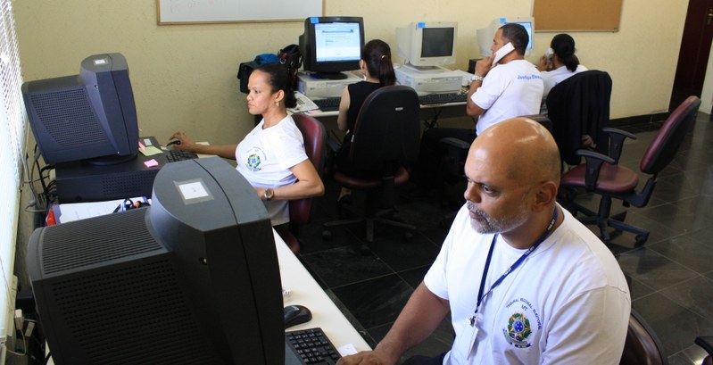 Servidores do TRE de Mato Grosso trabalhando no atendimento às denúncias da população