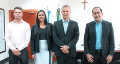 Desembargador Gilberto Giraldelli Presidente do TRE-MT dá posse  a três servidores