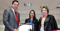 Juiz eleitoral Cássio Furim e a Chefe de cartório da 21ª Zona Eleitoral recebendo o prêmio Esemp...