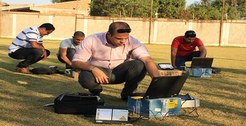 Tecnicos de urna fazendo testes de transmissão, campo de futebol do TRE-MT
