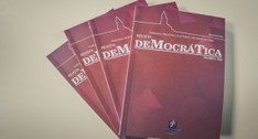 Foto mostra a revista democratica