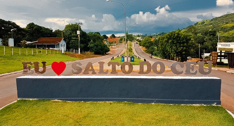 Foto mostra a entrada da cidade Salto do Céu em Mato Grosso