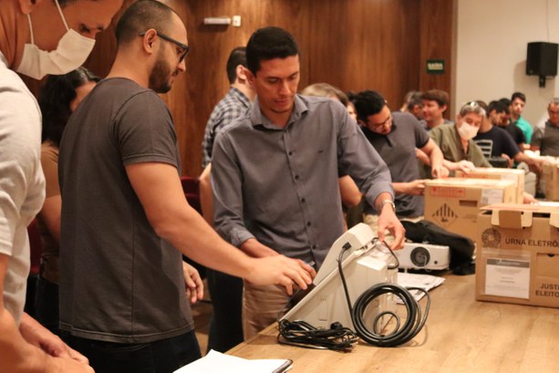 TRE-MT - treinamento de técnicos de urnas 2022 Foto onde aparecem os técnicos de urna manuseando as urnas eletrônicas durante o treinamento. As...