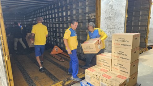 TRE-MT Urnas eletrônicas começam a ser distribuídas em Mato Grosso para Eleições 2026