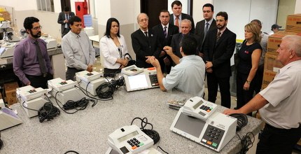 TRE-MT Urnas Eletrônicas OAB-MT Comissão da OAB-MT acompanhando o preparativo das urnas para a Eleição da Ordem. Foto: Alair Rib...