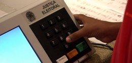 Eleitor na urna eletrônica - Foto: Alair Ribeiro/TRE-MT