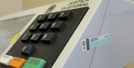 Imagem de urna eletrônica para notícia referente à preparação de urnas eletrônicas para as Eleiç...