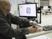 Servidor do Tribunal Regional Eleitoral de Santa Catarina coletando biometria de eleitora 