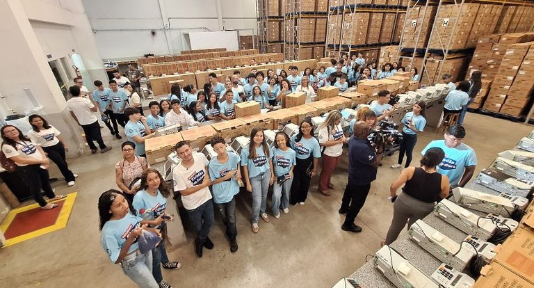 Trezentos alunos do Ensino Médio participam de visita guiada ao TRE-MT 2 Trezentos alunos do Ensino Médio participam de visita guiada ao TRE-MT 2