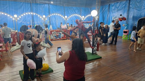 Servidores do TRE-MT e seus familiares celebram o Dia das Crianças com espetáculo circense