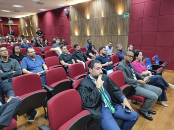 Acadêmicos de Direito da Unic Beira Rio participam de visita guiada no TRE-MT