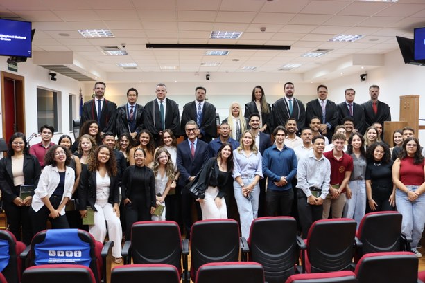 A imagem mostra os estudantes em frente ao plenário juntos dos desembargadores e a presidente do TRE-MT. A imagem mostra os estudantes em frente ao plenário juntos dos desembargadores e a presidente do...